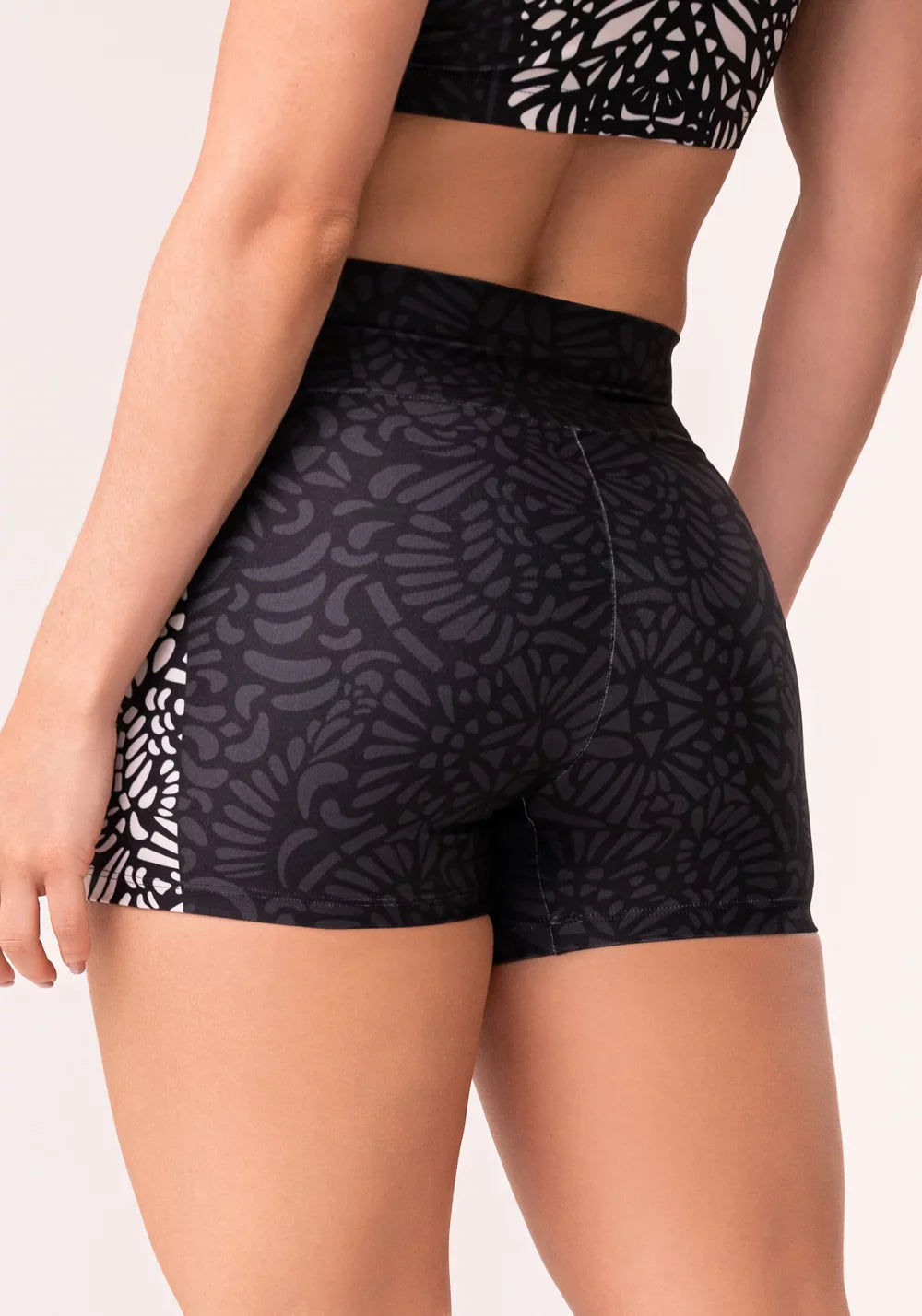 Kit Top + Short fitness feminino estampado arabesco preto e nude printed