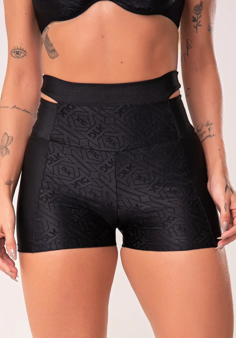 Kit Top + Short fitness feminino preto logomania cut-out com recortes flow